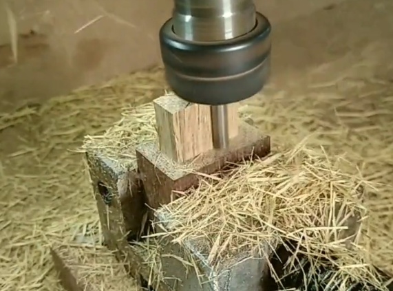 Wood milling machine and cutting tools used in woodworking
